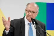 Alckmin se posiciona sobre 'taxa das blusinhas' e pede cautela ao governo