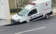 Ambulância é engolida por cratera após vazamento oculto em rua de Bauru