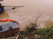 Amostras de água são coletadas após derramamento de óleo diesel no Rio Tarauacá