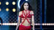 Anitta perde a paciência e xinga fã que questiona ausência de Shakira em clipe