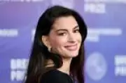 Anne Hathaway é eleita a mulher mais bonita do mundo pela revista People em 2026
