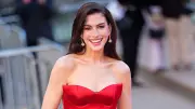 Anne Hathaway é eleita a pessoa mais bonita do mundo pela revista People em 2026