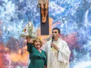 Aos 86 anos, artesã mantém tradição de confeccionar mantos de Nossa Senhora de Nazaré no Acre