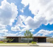 Arquitetura Contemporânea: Como Projetos em 'U' e Brises Unem Integração e Privacidade