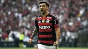 Arrascaeta fratura clavícula em jogo do Flamengo na Libertadores