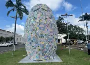 Artesãs de Santa Catarina criam ovo de Páscoa gigante de crochê com seis metros de altura