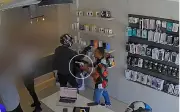 Assalto a loja de celulares em Araruama: criminosos agem com ameaças e levam aparelhos