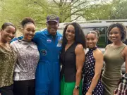 Astronauta Victor Glover celebra retorno histórico da missão lunar em redes sociais