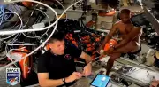 Astronautas da Artemis II mostram rotina no espaço: banho e exercícios em 9 m²