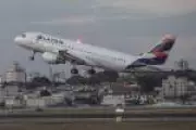 Avião da Latam com falha técnica voa em círculos e retorna a Guarulhos