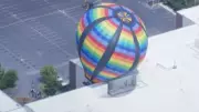 Balão perde controle e colide com prédio e linha de energia nos EUA