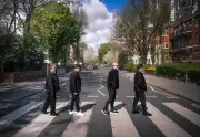 Banda Grafith recria foto icônica dos Beatles em Abbey Road durante viagem pela Inglaterra