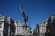 Banksy reivindica autoria de nova estátua instalada secretamente em Londres