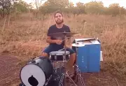 Baterista com autismo viraliza ao ensaiar no mato após denúncia de perturbação do sossego