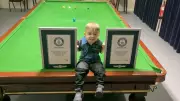 Bebê de 2 anos impressiona com habilidades extraordinárias na sinuca