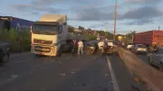 BR-381 em Sabará: Caminhão pega fogo e acidentes marcam trânsito na Grande BH