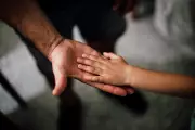 Brasil amplia licença-paternidade gradualmente até 2029, mas desigualdade de gênero persiste