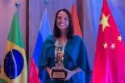 Brasileira é premiada como 'Mulher Inspiradora em Tecnologia' pelo BRICS em Nova Délhi