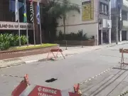 Buraco na Rua Barão de Jaguara interdita trecho no Centro de Campinas