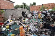 Cabo Frio retira três caminhões de resíduos de casa com acúmulo crítico no Peró