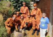 Cadela cega e sete filhotes são resgatados após três dias presos em barranco em Petrópolis