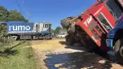 Caminhão é atingido por locomotiva ao atravessar linha férrea em Cruz Alta
