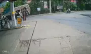 Caminhão carregado de lajotas capota em estrada no sul da Bahia; motorista tem ferimentos leves