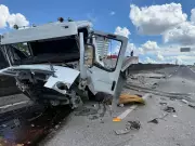 Caminhão colide com barreira na SP-304 em Americana e causa interdição de faixas