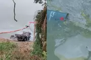 Caminhão com 5 mil litros de tinta cai em represa no PR; duas pessoas morrem