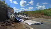 Caminhão com placas de gesso tomba e interdita MGC-381 em Divino das Laranjeiras