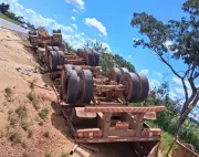 Caminhão com soja tomba na MGC-452 após desviar de ultrapassagem irregular