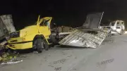 Caminhão perde freios e tomba na Rodovia dos Tamoios em Paraibuna