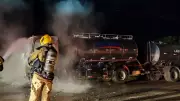 Caminhão-tanque pega fogo em estrada rural em Lagoa Formosa