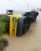 Caminhão tomba ao passar por estrada alagada em Macaíba, na Grande Natal