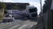 Caminhão tomba e interdita cruzamento em Suzano, mas ninguém se fere