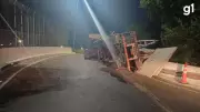 Caminhão tomba em viaduto em Canoas, carga atinge trilhos e afeta operação da Trensurb