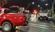 Caminhonete pega fogo em avenida do Jardim Floresta; Bombeiros controlam incêndio