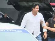 Cantor João Lima se entrega à polícia e é preso por agredir ex-esposa