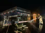 Capotamento de caminhão com melancias deixa três feridos na SE-339