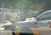 Carreta carregada com MDF tomba e fecha MG-353 entre Juiz de Fora e Coronel Pacheco