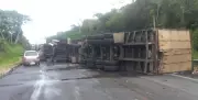 Carreta carregada de cervejas tomba e bloqueia totalmente a BR-101 em Cristinápolis