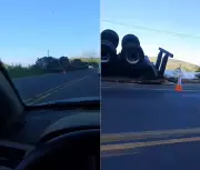Carreta carregada de sal tomba em curva perigosa da BR-356 no Noroeste Fluminense
