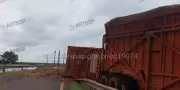 Carreta com cana-de-açúcar tomba na Raposo Tavares em Ibirarema