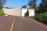 Carreta com ureia tomba e interdita rodovia entre Santa Rita e Campo Grande em MS