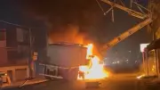 Carreta pega fogo e poste cai sobre veículo em Vila Velha