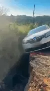 Carro cai em cratera em estrada rural de Jacareí; motorista sai ileso