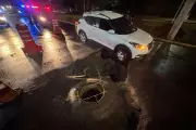 Carro cai em cratera na Avenida da Saúde durante forte chuva em Americana