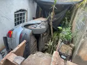 Carro desgovernado desce barranco e cai entre casas em Sabará na Grande BH