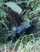Carro despenca em ribanceira na Rodovia do Contorno, em Volta Redonda, após acidente