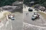 Carro fica atolado na areia da Praia do Perequê em Guarujá; banhistas ajudam na retirada